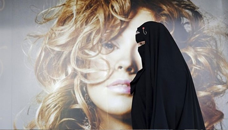 Мюсюлманските принцеси харчат милиарди долари за дизайнерски дрехи и сутиени