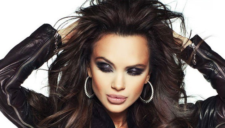 Фолкаджийката беше заобиколена от поне 5-6 души, двама от които охранители Фолкаджийката беше заобиколена от поне 5-6 души, двама от които охранители