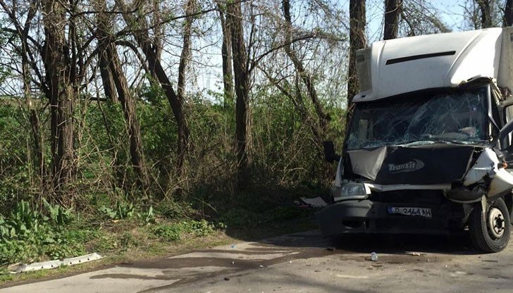 Поради извършването на ремонтни дейности и несъобразена скорост са се сблъскали три превозни средства