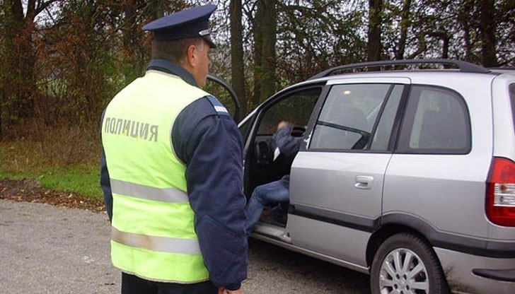 Полицаите проверяват за скорост и застраховка