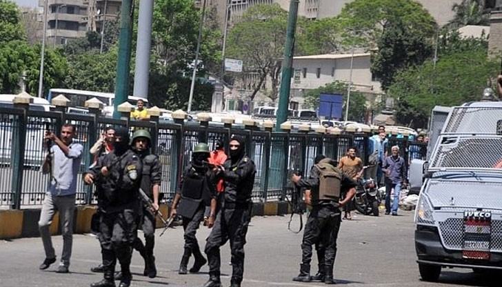 Бунт избухна в предградие на Кайро тази сутрин, след като полицай простреля трима души в спор