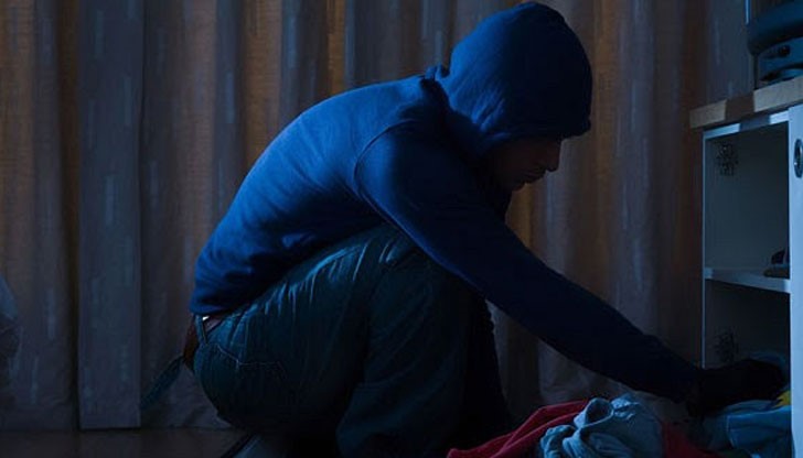 Методът на извършените кражби в Русе наляга на мисълта, че извършителят е един и същ Методът на извършените кражби в Русе наляга на мисълта, че извършителят е един и същ