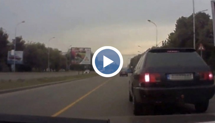 Пътният хулиган натиска рязко спирачки, за да сплаши шофьорът зад него