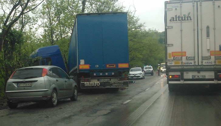 Пътен инцидент затрудни движението по пътя Русе - Бяла