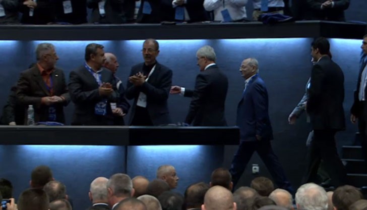 Почетният председател Ахмед Доган забави с половин час националната конференция