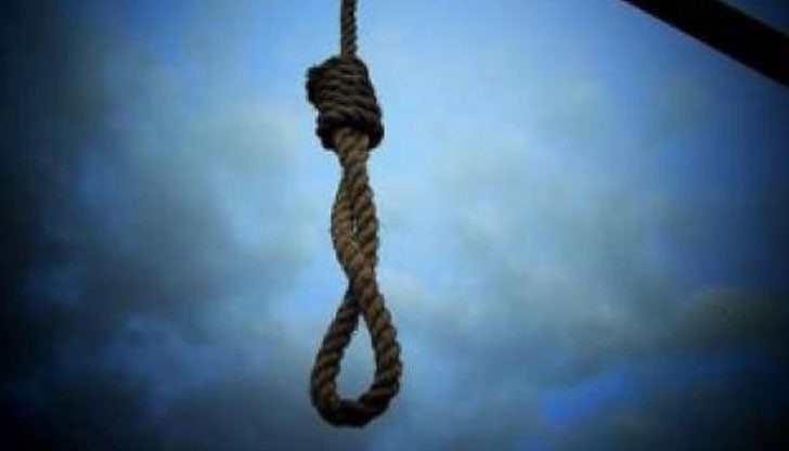 Младежът излязъл с приятели късно вечерта, след това се прибрал и по неизвестни до момента причини окачил въже в двора