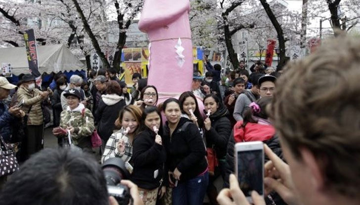 Деца и възрастни си купуват близалки с формата на пенис