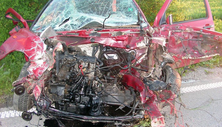 Челният удар буквално е смлял колите Челният удар буквално е смлял колите