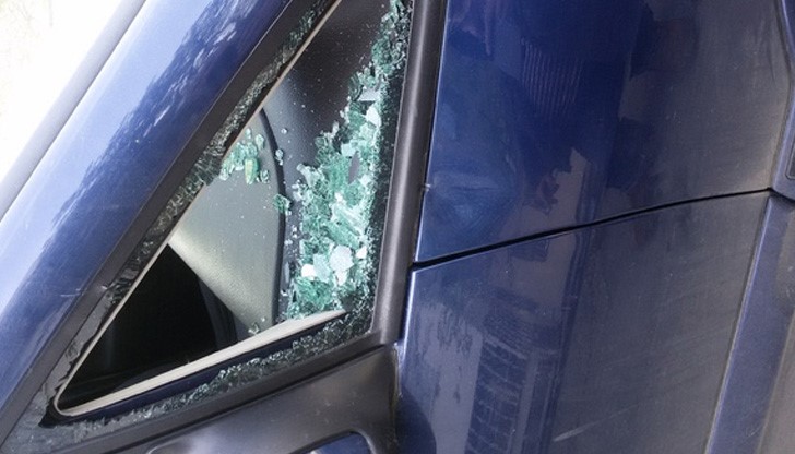 Трябвало да бъде откраднато предното стъкло и тогава давали нова винетка