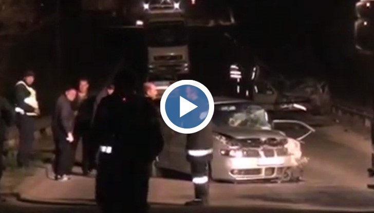 Заради смачканата до неузнаваемост кола се е наложило пожарникарите да режат ламарините