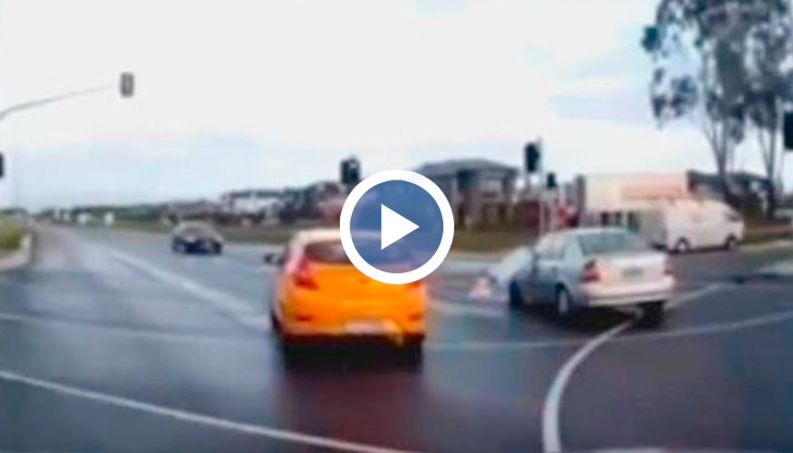 Кадри в интернет показват "кола-призрак", която изскача от нищото и удря камион