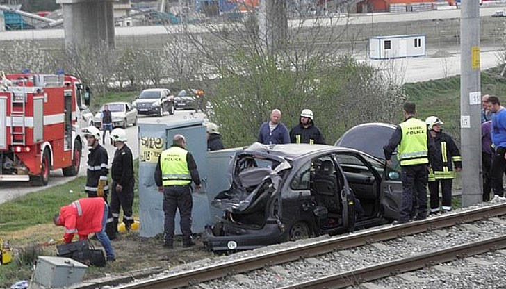 При сблъсъка на влака с автомобила, е пострадало тричленно семейство