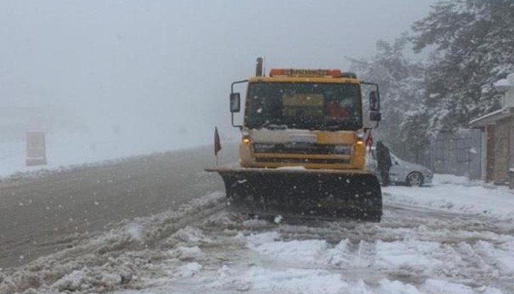 Поради усложнената обстановка много камиони са закъсали Поради усложнената обстановка много камиони са закъсали