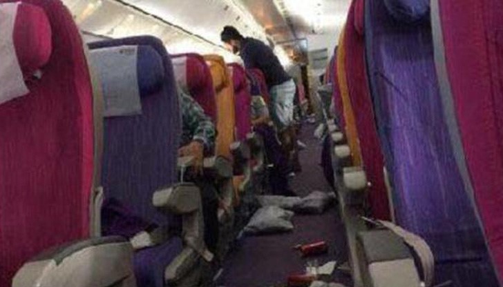 Хаос и покрити с кръв седалки в самолет след силна турбуленция