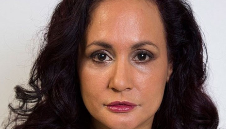 Тес полага кански усилия да остане неподвижна в лицевите си мускули, само и само да не се сбръчка лицето й