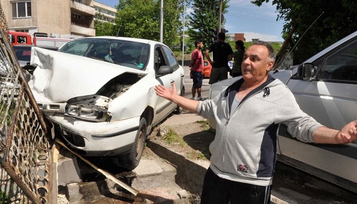 Старозагорски "Фиат" удари две коли и влезе в двор на къща до АГО в Хасково