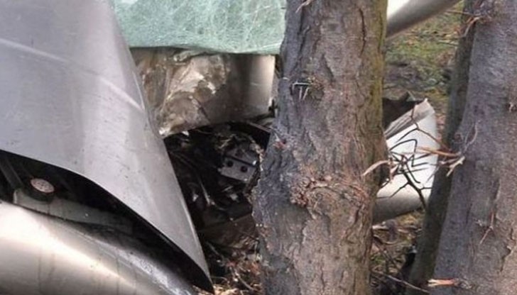 Тази нощ около 03:30 часа е получено обаждане за кола ударена в дърво по пътя за бившата резиденция "Липник" в с. Николово Тази нощ около 03:30 часа е получено обаждане за кола ударена в дърво по пътя за бившата резиденция "Липник" в с. Николово