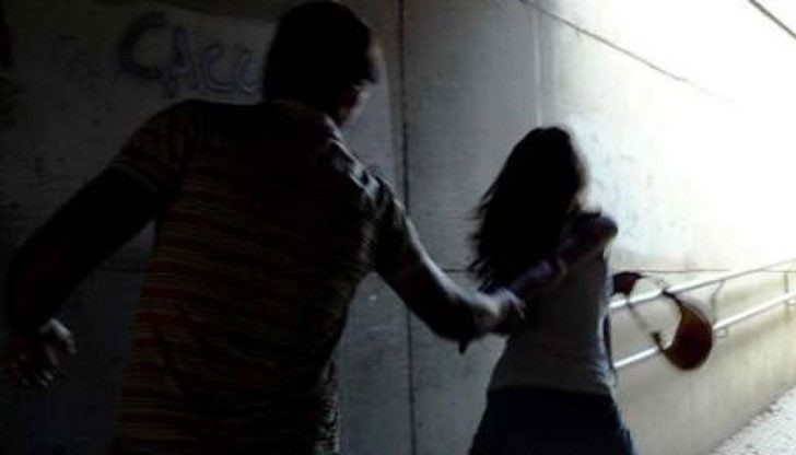 Крадецът е съборил жената на земята и издърпал дамската й чанта от ръката Крадецът е съборил жената на земята и издърпал дамската й чанта от ръката