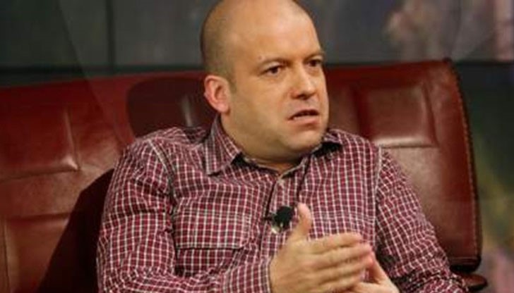 Става около обяд. Така или иначе е безработен (или както казва самият той “блогър”), няма закъде да бърза