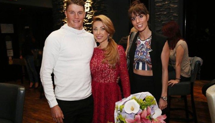 Вечерта Зара е поканила близките и приятелите си на парти, което ще продължи до утре сутринта Вечерта Зара е поканила близките и приятелите си на парти, което ще продължи до утре сутринта