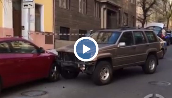 Полицай от Прага блъсна паркирани коли