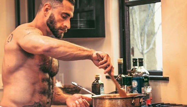 39-годишният кулинар е първият, който се показва гол в кухнята