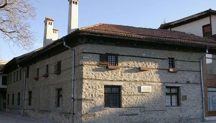 Наследници на поета Никола Вапцаров прекараха 4 часа в полицията в Банско след отказ да напуснат къщата-музей