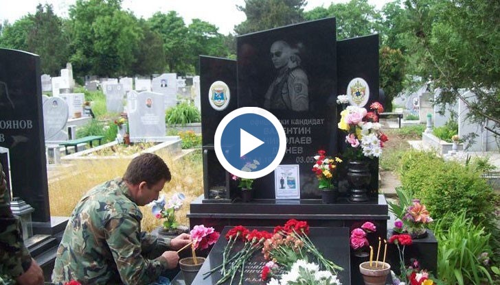 На церемонията в гробищен парк "Чародейка" се събраха негови роднини, колеги и приятели
