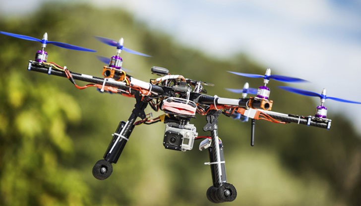 Бели летящи чинии с луминисцентни очи сервират коктейли в първото в света "дрон кафене" Бели летящи чинии с луминисцентни очи сервират коктейли в първото в света "дрон кафене"