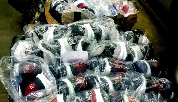 Румънка се опита да скрие 627 чифта обувки под одеала