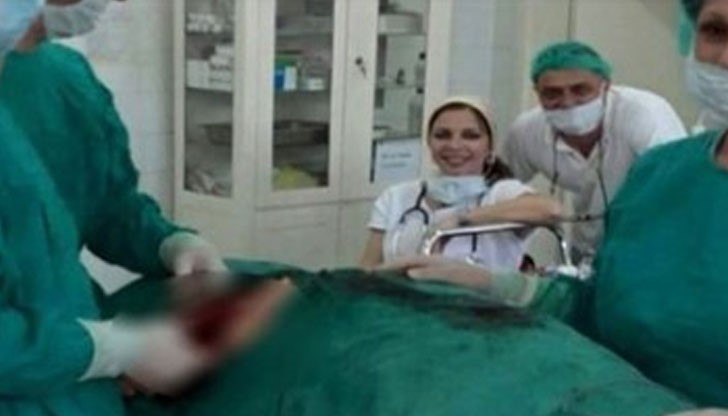 На направения кадър се вижда как пациентът лежи с отворен стомах