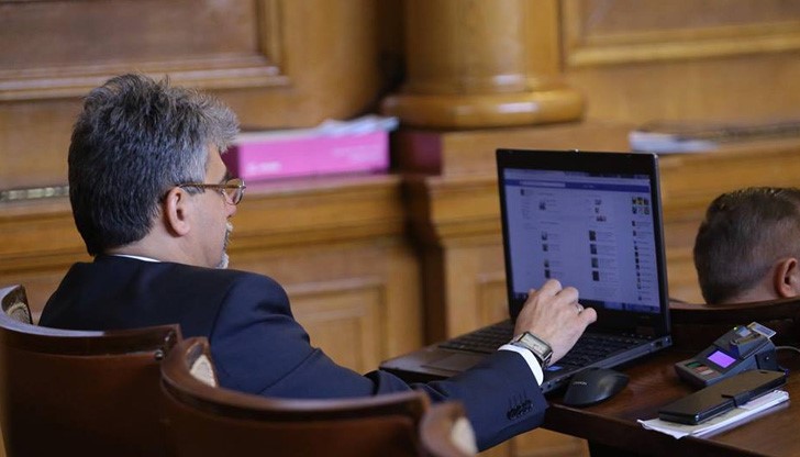 Ет с какво се занимава отегчения депутат - свалки и флиртчета във фейсбук