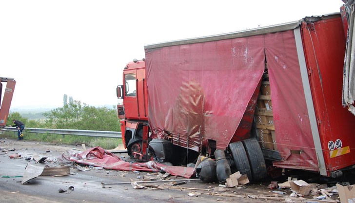 Бързодвижещ се тир се вряза в друг на магистрала „Марица“ рано тази сутрин