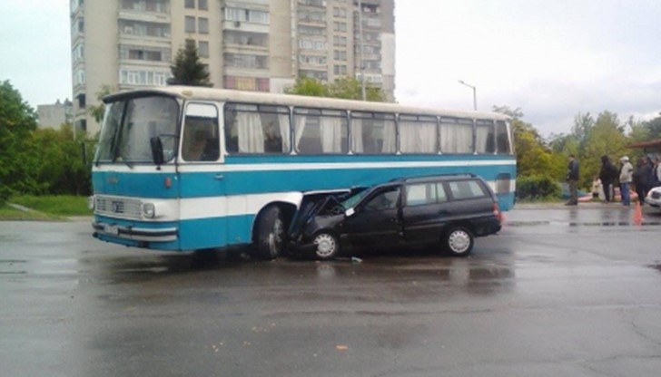 Лек автомобил се блъсна в автобус в Тракийкия квартал в Шумен