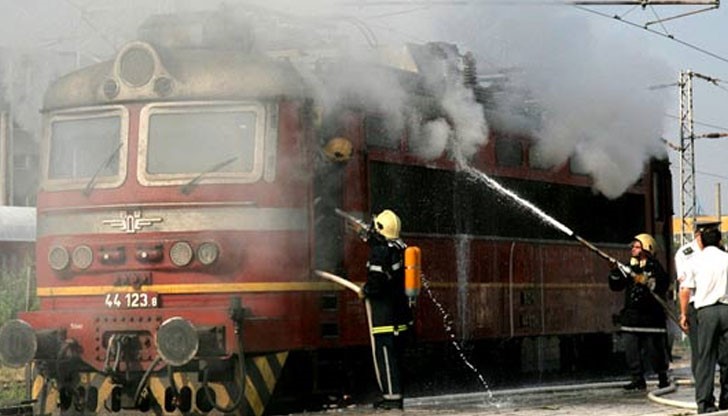 Пожар е избухнал в локомотива на пътнически влак от Горна Оряховица за Шумен