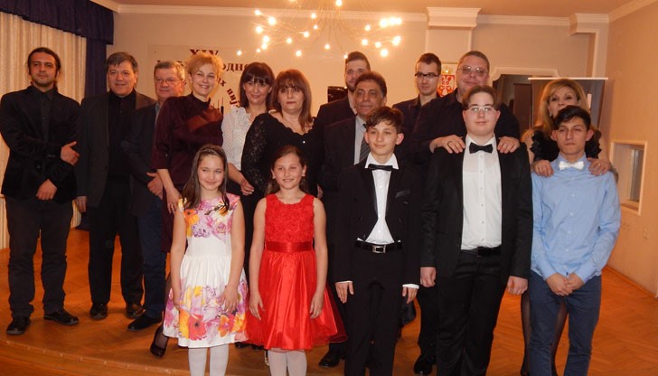 Възпитанички на преподавателя по пиано  г-н Евгени Желязков се върнаха с първи места от Ниш