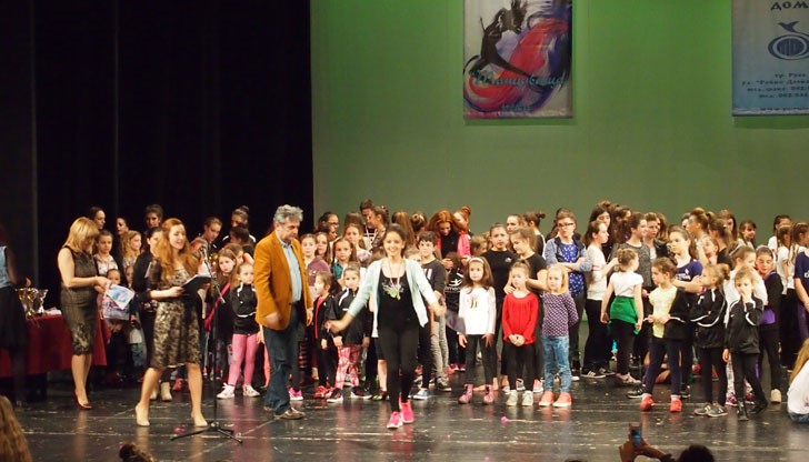 Тази година участие в „Танцуваща река” взеха 28 състава, от които 6 бяха от Румъния