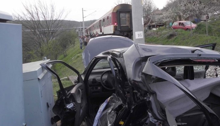 Мъжът, който пострада при катастрофа на жп прелез край Бело Поле, е починал тази сутрин