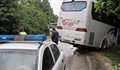Пътнически автобус се заби в дърво по "пътя убиец"