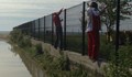 Руски олимпийци прескачат ограда, за да стигнат до морето в Кранево