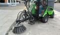 Машина плеви тротоарите в Пловдив