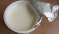 Цедено кисело мляко е със свинска мас