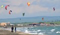 Силният вятър привлече кайт сърфисти в Бургаския залив
