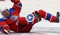 Путин вирна крака във въздуха на хокеен мач