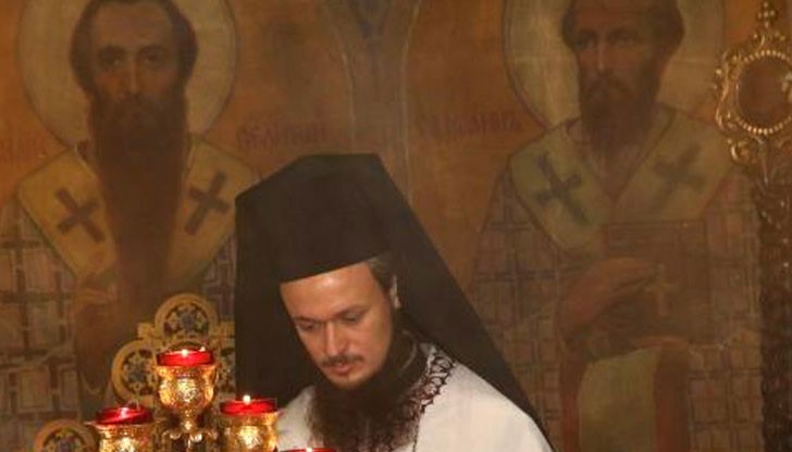 Духовникът начело на катедралния храм "Св. Александър Невски" в безпрецедентна пресконференция обвини свещениците от храма в разкол