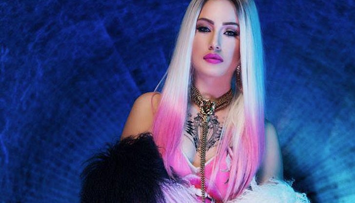 Малката дива се пусна в сладък розов бански, а на кадрите изпъкват задните й части