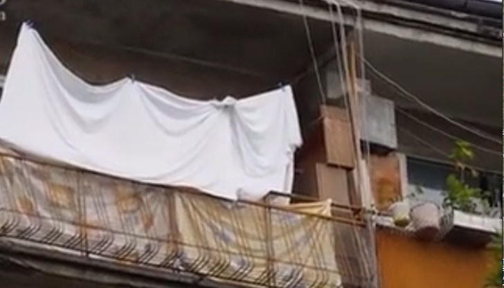 Екип от детски специалисти обсъжда най-удачните методи за лечението на оцеляло дете