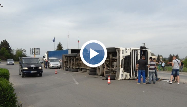 Трафикът временно се осъществяваше в една лента поради ПТП/Снимката е илюстративна