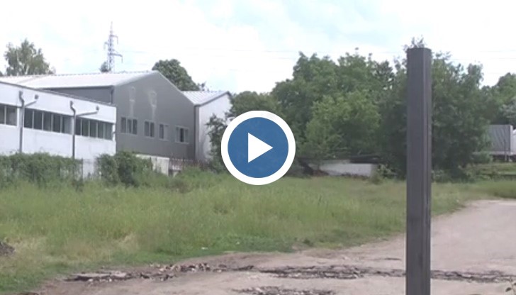 Това решение устройва и хората, които живеят във вилната зона и чийто път минава през полигона