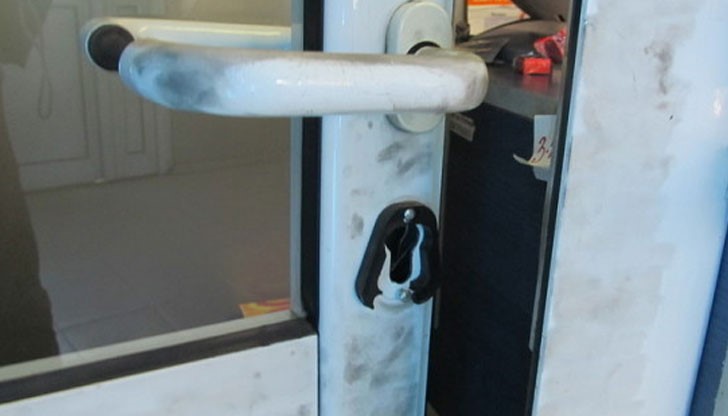 Крадецът си "напазарува" от местната бакалия, но като го сгащили, хвърля продуктите и побягва Крадецът си "напазарува" от местната бакалия, но като го сгащили, хвърля продуктите и побягва